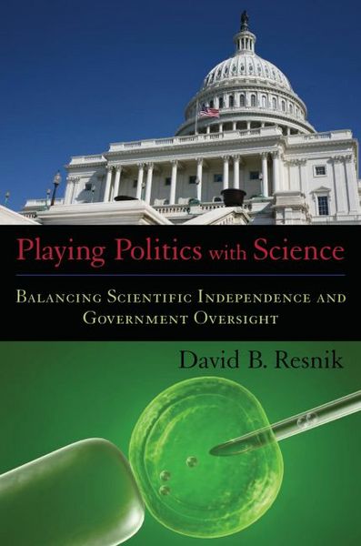 Produktbild: Playing Politics with Science