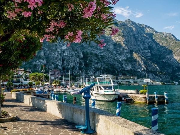 Produktbild: CALVENDO Puzzle GARDASEE Hafen und Uferpromenade in Limone sul Garda | 1000 Teile Lege-Gr&ouml;&szlig;e 64x48cm Foto-Puzzle f&uuml;r gl&uuml;ckliche Stunden