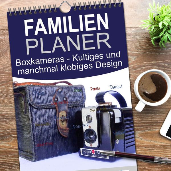 Produktbild: Familienplaner 2026 - Boxkameras - Kultiges und manchmal klobiges Design mit 5 Spalten (Wandkalender, 21 x 45 cm) CALVENDO