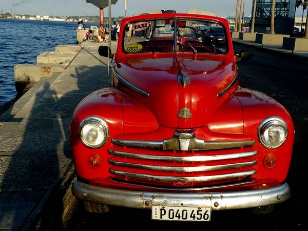 Produktbild: CALVENDO Puzzle Ein Motiv aus dem Kalender " Auto-Legenden - Ford Super Deluxe" | 1000 Teile Lege-Gr&ouml;&szlig;e 64x48cm Foto-Puzzle f&uuml;r gl&uuml;ckliche Stunden