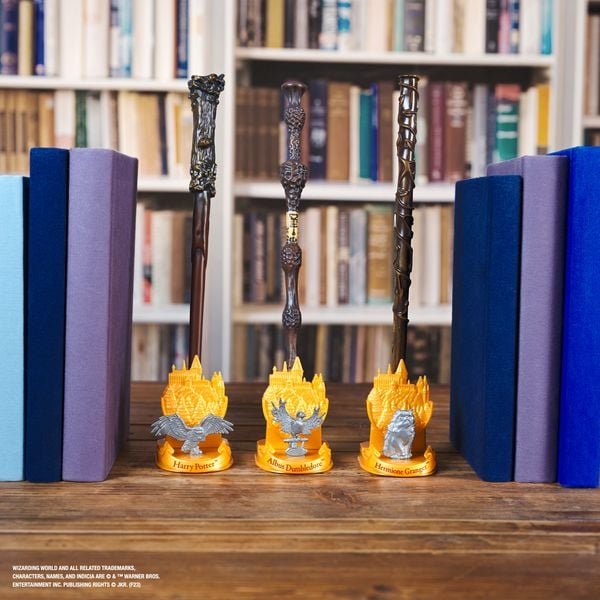 Produktbild: Wizarding World Harry Potter - Authentischer Harry Potter Zauberstab aus Kunststoff mit Hogwarts-Halterung