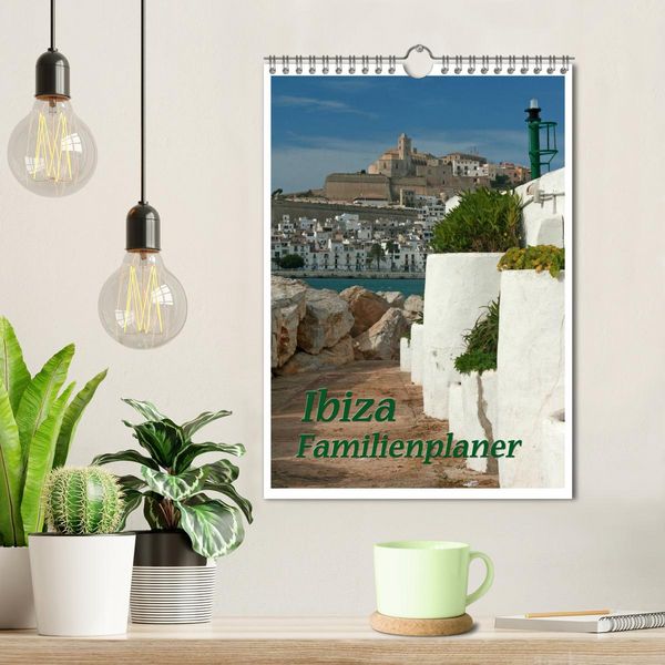 Produktbild: Ibiza / Familienplaner (Wandkalender 2026 DIN A4 hoch), CALVENDO Monatskalender