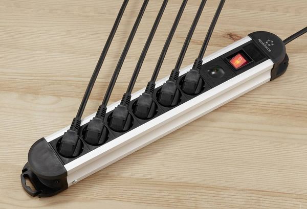 Produktbild: Renkforce RF-6417718 &Uuml;berspannungsschutz-Steckdosenleiste 6fach Schwarz, Aluminium Schutzkontakt 1 St.
