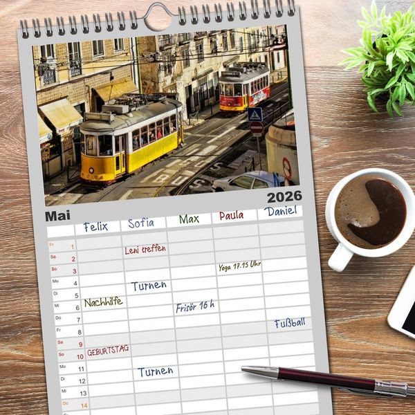 Produktbild: Familienplaner 2026 - Durch die Welt mit der Stra&szlig;enbahn mit 5 Spalten (Wandkalender, 21 x 45 cm) CALVENDO