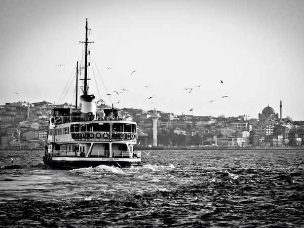 Produktbild: CALVENDO Puzzle Bosphorus F&auml;hre | 1000 Teile Lege-Gr&ouml;&szlig;e 64 &times; 48 cm Foto-Puzzle f&uuml;r gl&uuml;ckliche Stunden