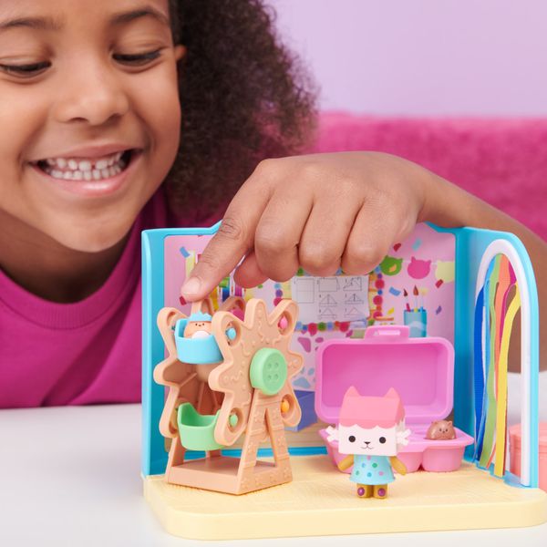 Produktbild: Gabby's Dollhouse Deluxe Raum, Craft-a-riffic-Room, Bastelzimmer mit Baby Box, M&ouml;belst&uuml;cken und thematischem Zubeh&ouml;r