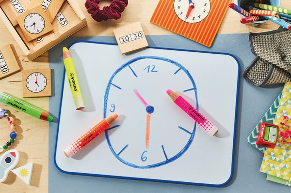 Produktbild: STABILO Marker Whiteboard- und Flipchartmarker MARKdry, 4er Set mit Spitzer und Abwischtuch, Neonfarben