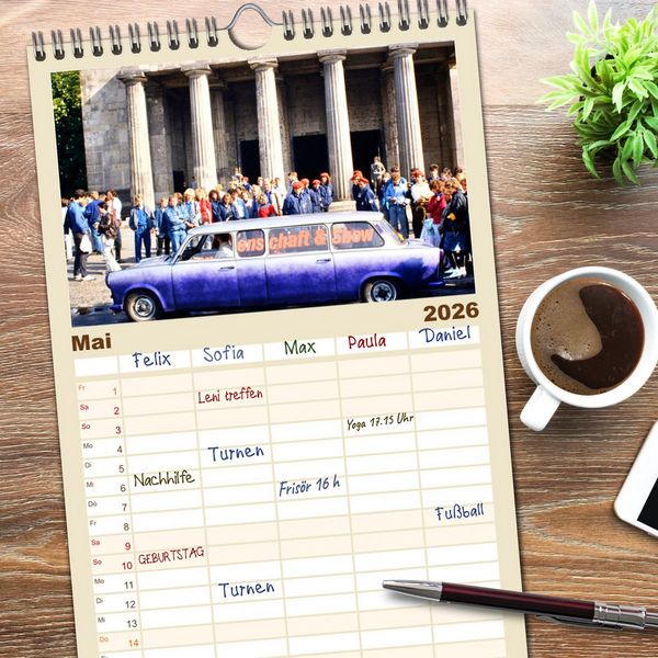 Produktbild: Familienplaner 2026 - Trabi-Land DDR mit 5 Spalten (Wandkalender, 21 x 45 cm) CALVENDO