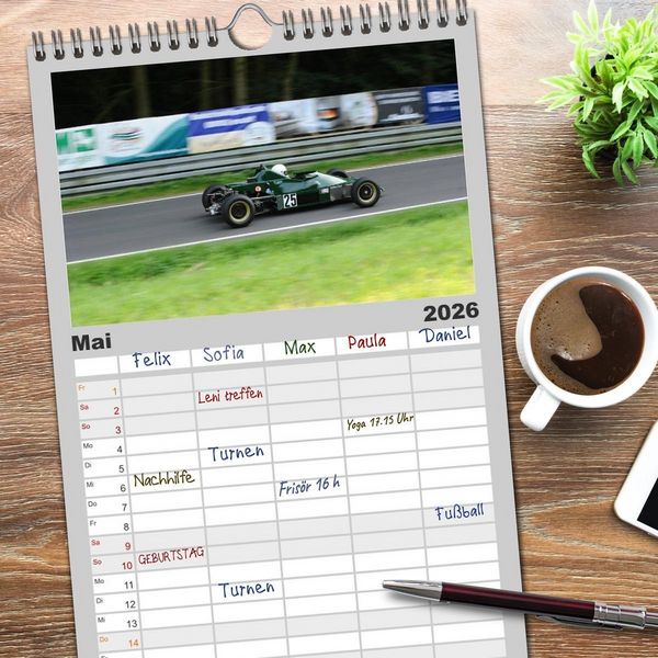 Produktbild: Familienplaner 2026 - Formelrennwagen am Berg mit 5 Spalten (Wandkalender, 21 x 45 cm) CALVENDO
