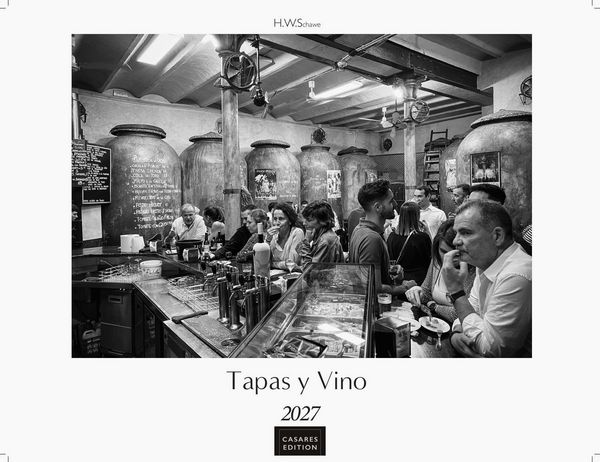 Produktbild: Tapas y Vino Kalender 2027 &ndash; Wandkalender | Fotokalender Spanien 42x55 cm- Fotokunstkalender schwarz-weiss mit Motiven aus Spanischen Bars.
