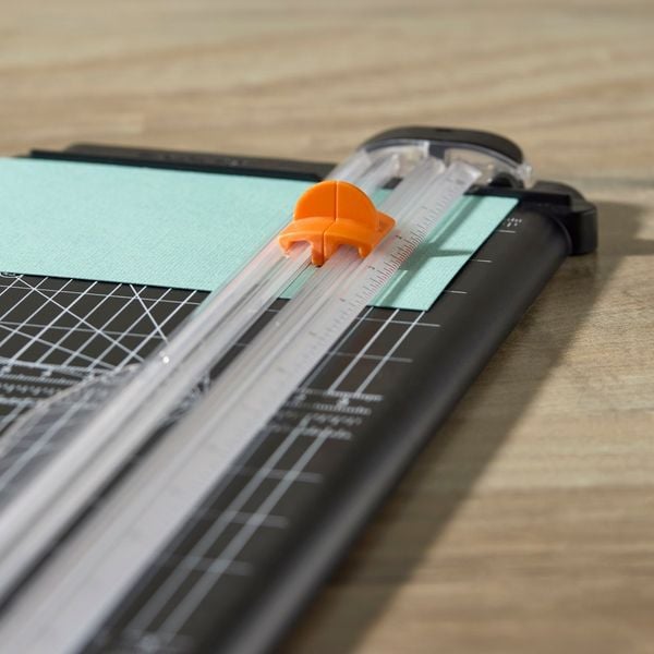 Produktbild: Fiskars Papierschneidemaschine SureCut Papierschneidemaschine A4, Recycling Mischung