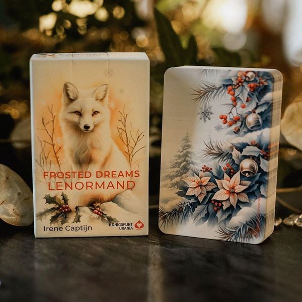 Produktbild: Frosted Dreams Lenormand - 38 farbige Lenormand-Karten und ein 68-seitiges Booklet in Faltschachtel