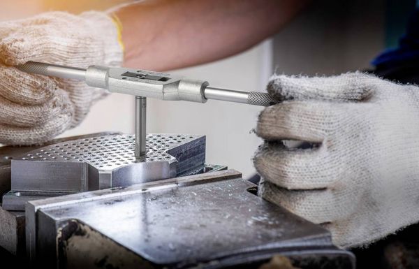 Produktbild: TOOLCRAFT TO-7015521 Gewindeschneidsatz 32teilig Stahl M3 x 0.50, M4 x 0.70, M5 x 0.80, M6 x 1, M8 x 1.25, M10 x 1.50, M12 x 1.75