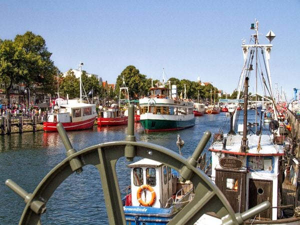 Produktbild: CALVENDO Puzzle Fischkutter und Fahrgastschiffe am Warnem&uuml;nder Alten Strom | 1000 Teile Lege-Gr&ouml;&szlig;e 64x48cm Foto-Puzzle f&uuml;r gl&uuml;ckliche Stunden