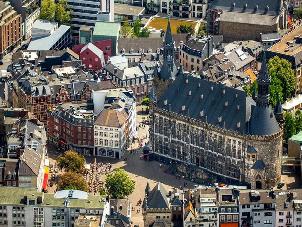 Produktbild: CALVENDO Puzzle Luftbild vom Aachener Rathaus mit Innenstadt | 1000 Teile Lege-Gr&ouml;&szlig;e 64x48cm Foto-Puzzle f&uuml;r gl&uuml;ckliche Stunden