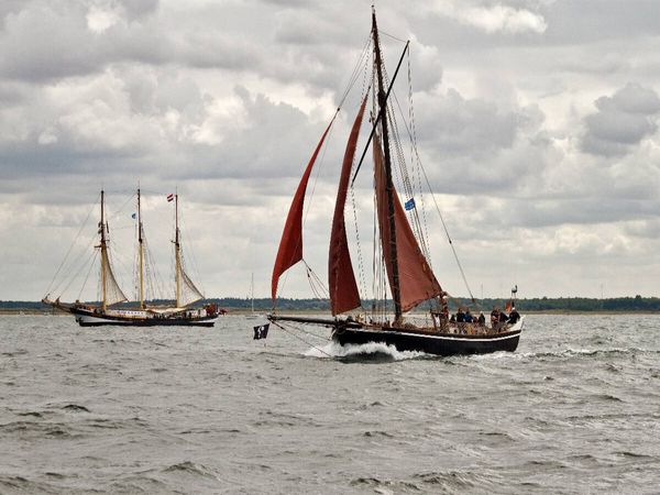 Produktbild: CALVENDO Puzzle traditioneller Haikutter "Ernestine" auf der Ostsee vor Warnem&uuml;nde, Hanse Sail 2013 | 1000 Teile Lege-Gr&ouml;&szlig;e 64x48cm Foto-Puzzle f&uuml;r gl&uuml;ckliche Stunden