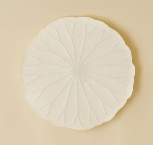 Produktbild: Flexible Hanji-Papierschale Lotusblatt (M) Wei&szlig; &ndash; Ablage / Servierschale aus traditionellem Hanji-Papier