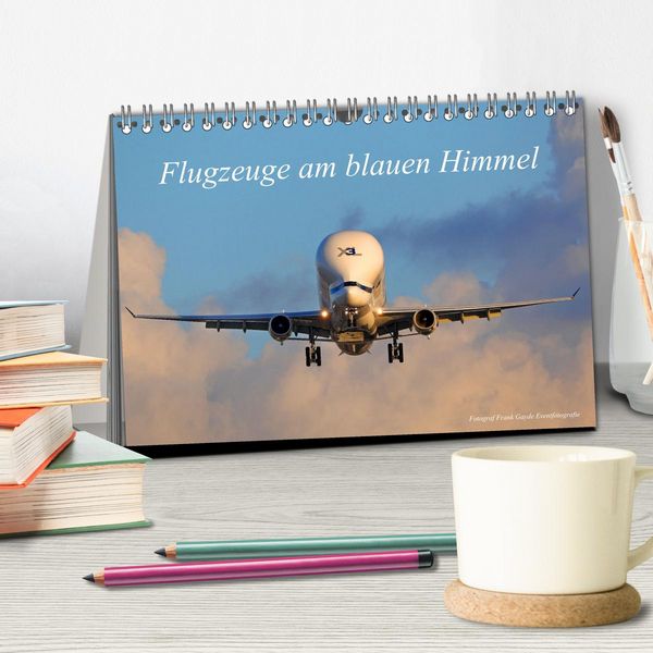 Produktbild: Flugzeuge am blauen Himmel (Tischkalender 2026 DIN A5 quer), CALVENDO Monatskalender