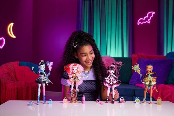 Produktbild: Monster High Scary Sweet Birthday Draculaura-Puppe im Partykleid mit Ballon und Geschenk