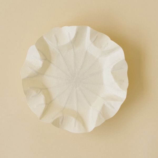 Produktbild: Flexible Hanji-Papierschale Lotusblatt (S) Wei&szlig; &ndash; Ablage / Servierschale aus koreanischem Hanji-Papier