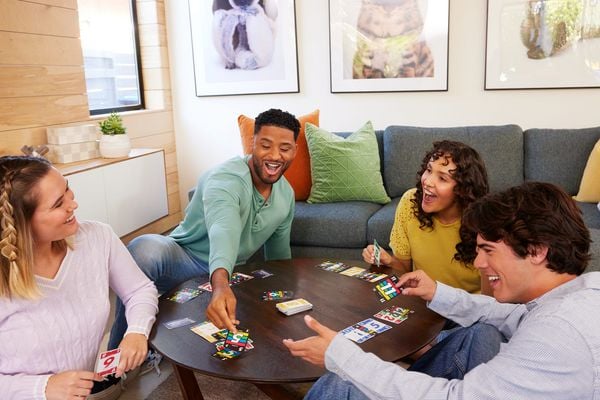 Produktbild: Phase 10 Flip Kartenspiel, klassisches Kartenspiel für die ganze Familie mit beidseitig bedruckten Karten für 2 bis 6 Spieler