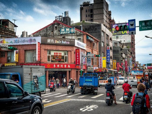 Produktbild: CALVENDO Puzzle Stra&szlig;enszene in Taipeh | 1000 Teile Lege-Gr&ouml;&szlig;e 64x48cm Foto-Puzzle f&uuml;r gl&uuml;ckliche Stunden