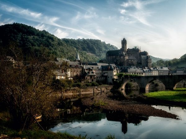 Produktbild: CALVENDO Puzzle Estaing und seine casttle | 1000 Teile Lege-Gr&ouml;&szlig;e 64x48cm Foto-Puzzle f&uuml;r gl&uuml;ckliche Stunden