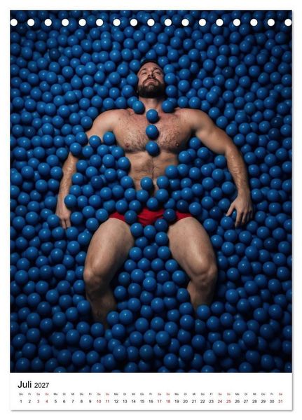 Produktbild: Floating Men - maskuliner K&ouml;rperbau in vollkommener Entspannung (Tischkalender 2027 DIN A5 hoch), CALVENDO Monatskalender