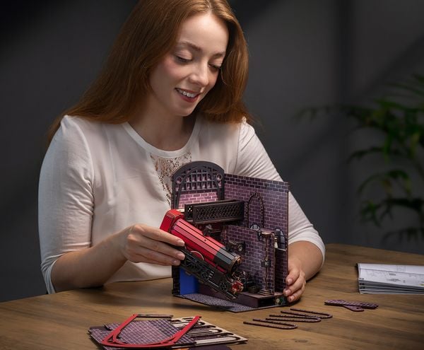 Produktbild: Book Nook DIY B&uuml;cherecke Revell Harry Potter "Hogwarts Express"