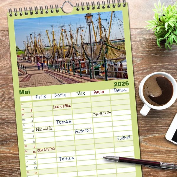 Produktbild: Familienplaner 2026 - Reise an die Nordsee - Greetsiel mit 5 Spalten (Wandkalender, 21 x 45 cm) CALVENDO