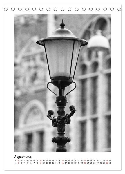 Produktbild: Stra&szlig;enlaternen Monochrom (Tischkalender 2026 DIN A5 hoch), CALVENDO Monatskalender