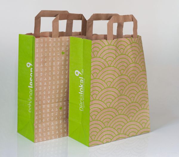 Produktbild: GENIALOKAL SCH&Ouml;NERLESEN PAPIERTRAGETASCHEN (VE 250) mit braunen Papier Innenflachhenkeln. Kraftpapier / braun / 90 gr. 220 + 100 x 280 mm ( Breite + Tiefe x H&ouml;he ) vorlizensiert