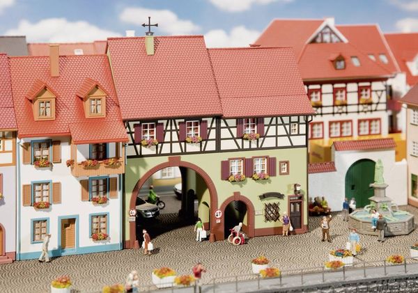 Produktbild: Faller 130499 H0 Stadthaus mit Tor