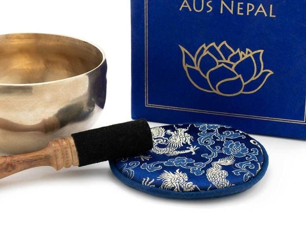 Produktbild: Klangschale in blauer Geschenkbox S mit Lotus-Aufdruck und Zubeh&ouml;r