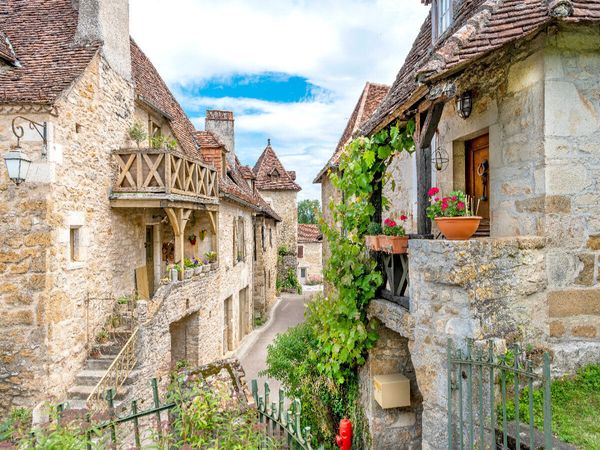 Produktbild: CALVENDO Puzzle Carennac mit alten Gassen und Zinnen auf den Wehrmauern mit stadttor&auml;hnlichem Bogendurchlass zum Abteigeb&auml;ude | 1000 Teile Lege-Gr&ouml;&szlig;e 64x48cm Foto-Puzzle f&uuml;r gl&uuml;ckliche Stunden