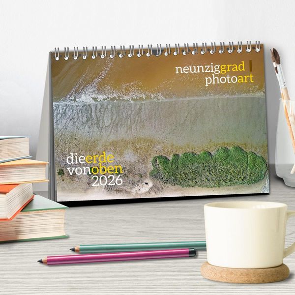 Produktbild: neunziggrad photoart: die erde von oben (Tischkalender 2026 DIN A5 quer), CALVENDO Monatskalender