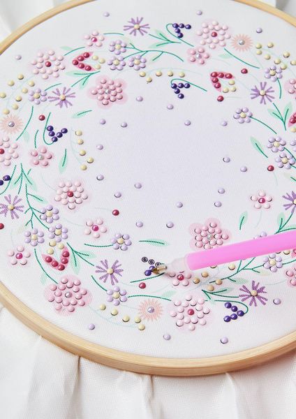 Produktbild: Diamond Painting DIY-Set, Bild auf Leinwand, Funkelnder Blumenkranz // &Oslash; 20 cm. 14-teilig