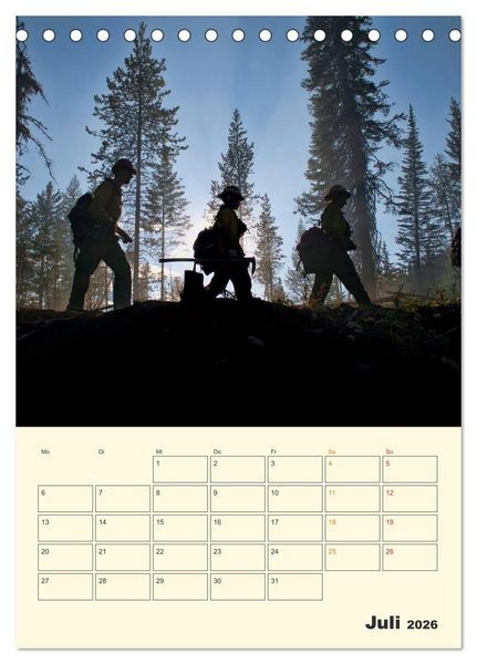 Produktbild: Feuerwehr - Warten auf den n&auml;chsten Einsatz (Tischkalender 2026 DIN A5 hoch), CALVENDO Monatskalender