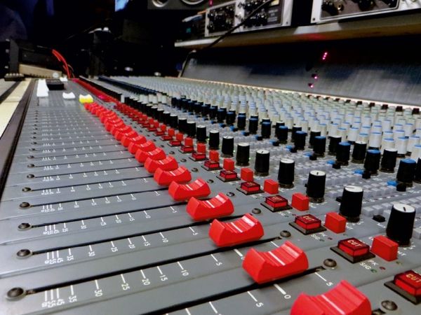 Produktbild: Fader und Potis des Analog Mischpults (Puzzle)