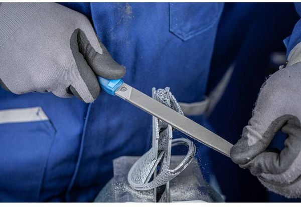 Produktbild: PFERD TOOLS 11216256 Werkstattfeile Flachspitz Hieb 1 inkl. Ergonomie-Feilenheft f&uuml;r grobe Zerspanung & Schruppen L&auml;nge 250 mm 1 St.