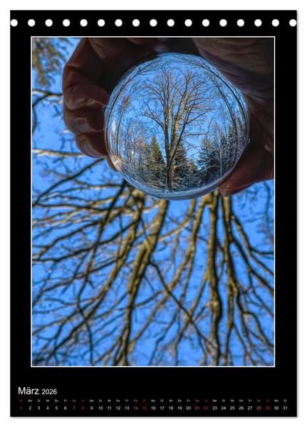 Produktbild: Momente aus Glas &ndash; Glaskugelfotografie (Tischkalender 2026 DIN A5 hoch), CALVENDO Monatskalender