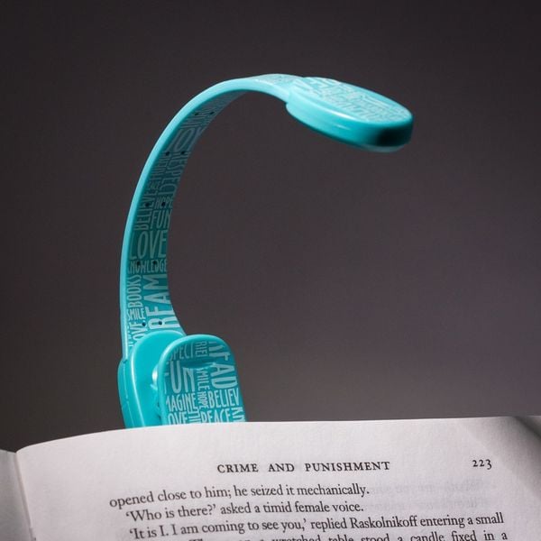 Produktbild: Flexilight Xtra (Blue Words) - 2-LED Leselampe mit Klammer - extralanger Hals - Geschenk f&uuml;r Leser, Buchliebhaber - Deutsche Ausgabe
