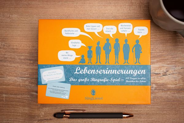 Produktbild: Lebenserinnerungen: Das Erinnerungsspiel. Ein heiter-besinnlich-vergn&uuml;gliche Kartenspiel mit 100 Fragen zu allen Abschnitten des Lebens. Eine liebevolle Geschenkidee. Nicht nur f&uuml;r Senioren.