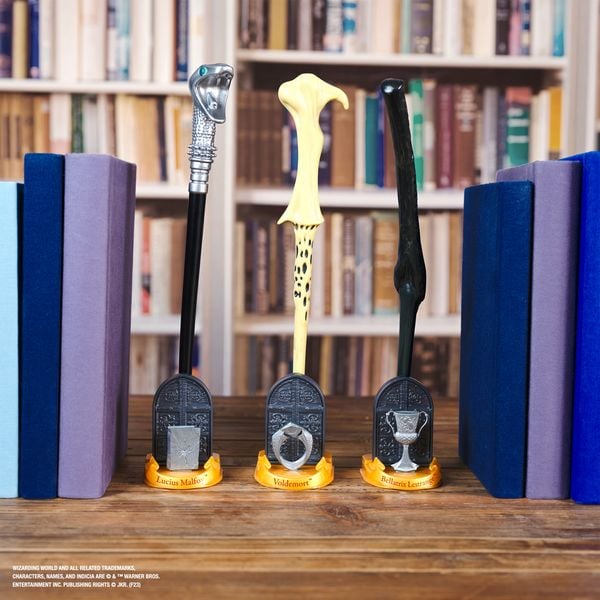 Produktbild: Wizarding World Harry Potter - Authentischer Ron Weasley Zauberstab aus Kunststoff mit Hogwarts-Halterung