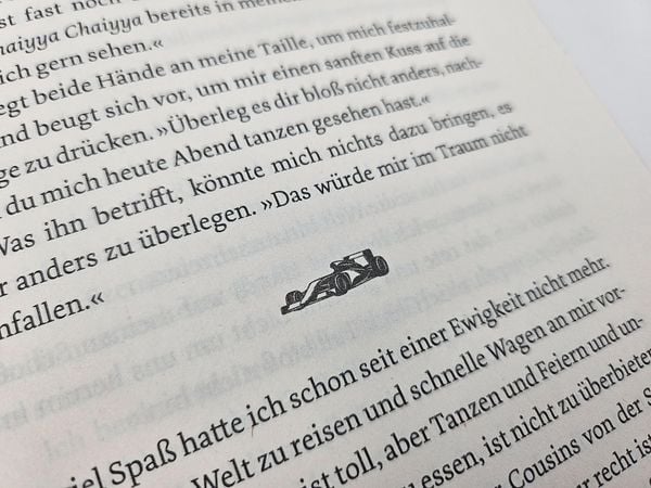 Produktbild: Cross the Line &ndash; Auf der Rennstrecke k&auml;mpft er um den Sieg, im Leben um ihr Herz