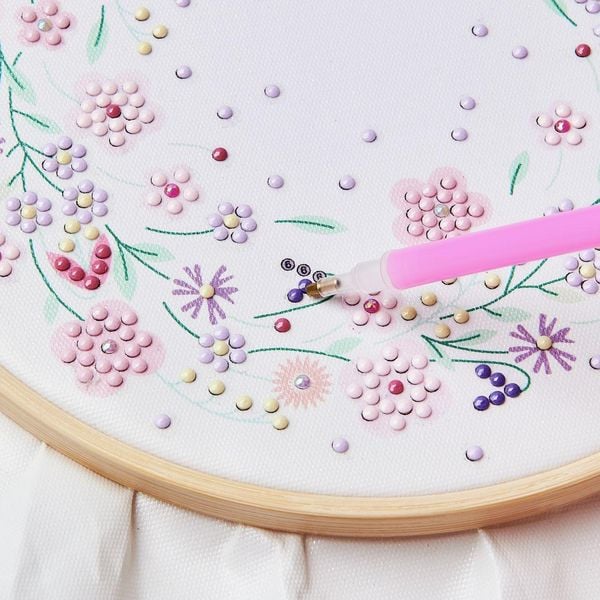Produktbild: Diamond Painting DIY-Set, Bild auf Leinwand, Funkelnder Blumenkranz // &Oslash; 20 cm. 14-teilig