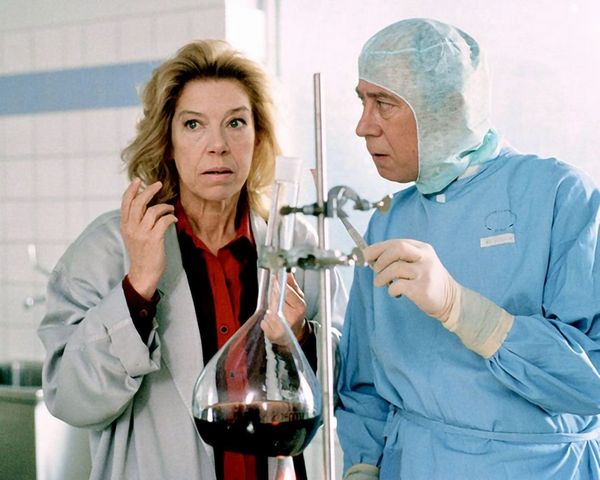 Produktbild: Adelheid und ihre M&ouml;rder - Komplettbox / Die komplette 65-teilige preisgekr&ouml;nte Kult-Serie mit Evelyn Hamann (Pidax Serien-Klassiker) [15 DVDs]