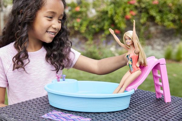 Mattel - Barbie Pool Spielset mit Puppe blond, Anziehpuppe, Barbie Möbel, Barbie