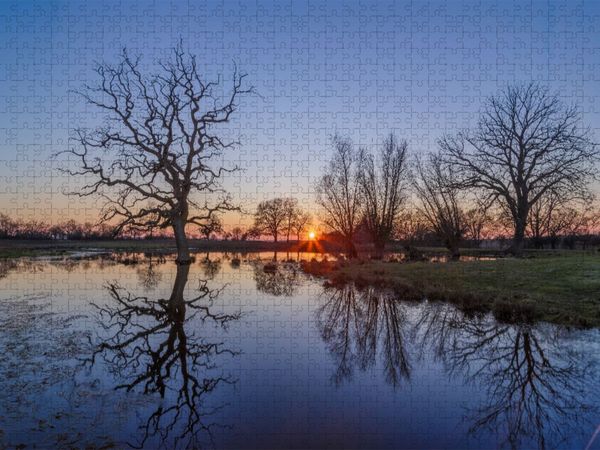 Produktbild: CALVENDO Puzzle Spiegelglatter Teich bei Sonnenuntergang im M&auml;rz | 2000 Teile Lege-Gr&ouml;&szlig;e 90x67cm Foto-Puzzle f&uuml;r gl&uuml;ckliche Stunden