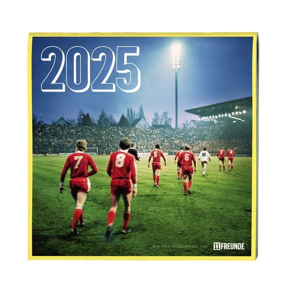 Ein Flutlichtkalender von 11FREUNDE 2025 - Wand-Kalender - Broschüren-Kalender - 30x30 - 30x60 geöffnet - Fußball-Kalend